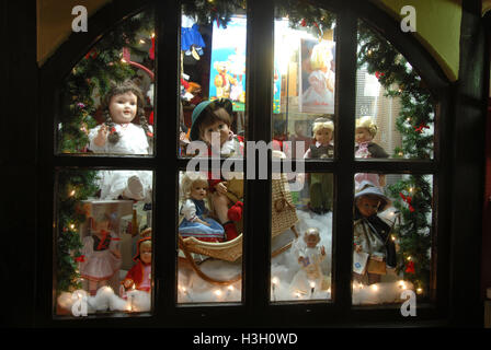 Una vetrina di Natale tedesca nel Handwerkerhof (cantiere artigianale) la corte con la sua selezione di piccoli mestieri a Foto Stock