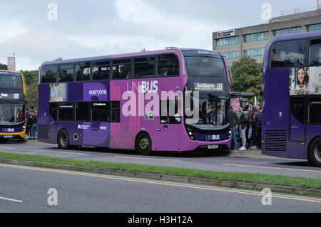 Recentemente emesso più bus 1628 (HF66 CEN), Alexander Dennis Enviro 400MMC, è visto in livrea Unibus per l'Università di Bournemouth Foto Stock