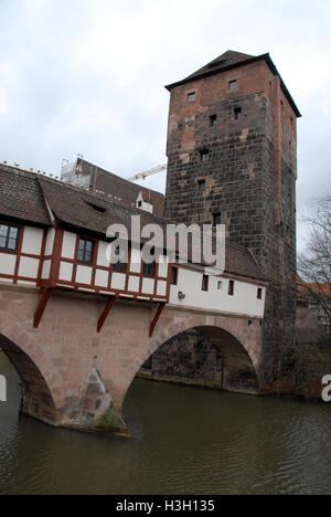 Il medievale Henkersteg in legno (Hangman's Bridge) e passerella pedonale è un ponte sul tetto ricostruito nel 1954. L'originale fu costruito nel 1457 Foto Stock