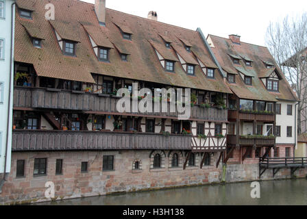 Le vecchie case medievali sono gli ex Dürrenmühle sulle rive del fiume Pegnitz che scorre attraverso la città di Norimberga Foto Stock