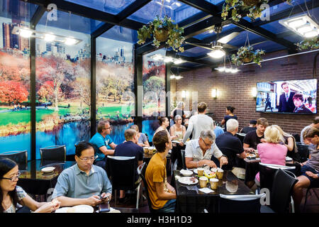 New York City,NY NYC Lower Manhattan,Howard Johnson Manhattan SoHo,hotel,alloggio,catena,colazione inclusa gratuita,sala da pranzo,adulti asiatici,donna fe Foto Stock