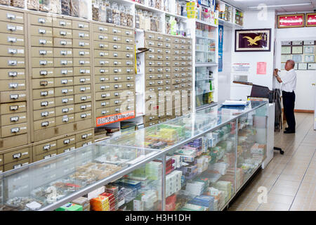 New York City,NY NYC,Lower Manhattan,Chinatown,farmacia,medicina tradizionale cinese,erbe,cure alle erbe,bancone,cassetti,immigrato etnico Asiatico Asiano Foto Stock