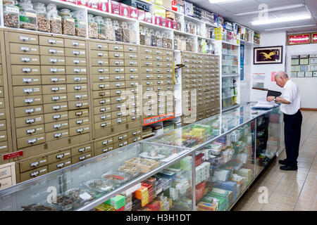 New York City,NY NYC Lower Manhattan,Chinatown,farmacia,medicina tradizionale cinese,erbe,cure alle erbe,bancone,cassetti,adulto asiatico,adulti,uomo male Foto Stock