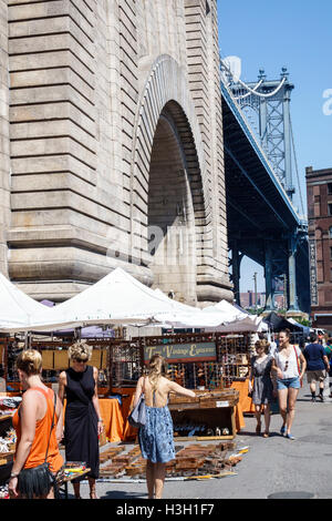 New York City,NY NYC Brooklyn,DUMBO,Manhattan Bridge,Anchorage Place,zona pedonale,mercato delle pulci di Dumbo,mercato all'aperto,vintage,antiquariato,artigianato,shopping Foto Stock