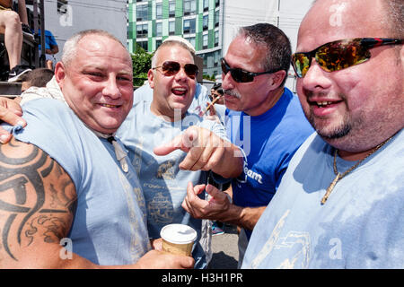 New York City,NY NYC,Brooklyn,Williamsburg,quartiere italiano,Our Lady of Mount Carmel Festa Day,festival religioso,fiera di strada,tradizione,Old Timer' Foto Stock