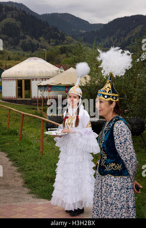 Shashu tradizionale saluto kazako con caramelle al villaggio degli Unni Kazakistan Foto Stock