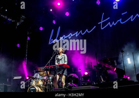 Bloom Gemelli si esibisce dal vivo a Assago Estate Arena di Milano, Italia, a supporto dei Duran Duran Foto Stock