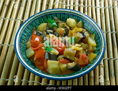 , Aloo bhindi fry - indiano di verdure fritte Foto Stock