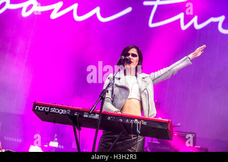 Bloom Gemelli si esibisce dal vivo a Assago Estate Arena di Milano, Italia, a supporto dei Duran Duran Foto Stock