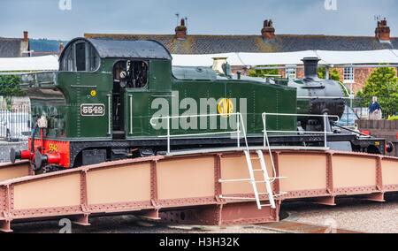 GWR piccola prateria 2-6-2T 5.542 sulla piattaforma girevole a Minehead Station West Somerset Railway durante il Gala di autunno 7 Ottobre 2016 Foto Stock