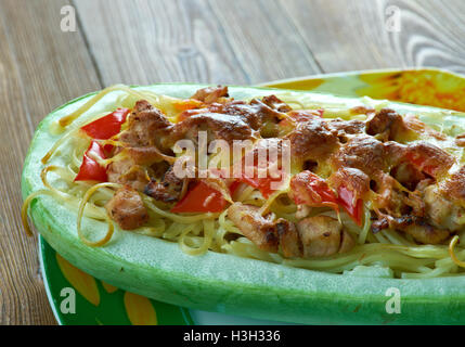 Pesto ripieni di pollo spaghetti Squash.Cucina italiana Foto Stock