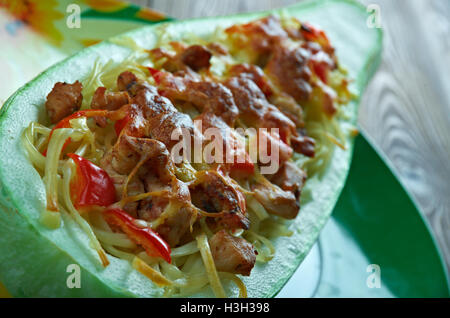 Pesto ripieni di pollo spaghetti Squash.Cucina italiana Foto Stock