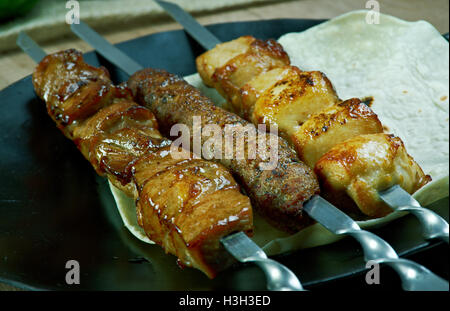 Shish kebab mix. Vari tipi mat closeup arrosto Foto Stock