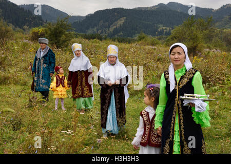Famiglia kazako in campo dopo Tusau Kesu cerimonia al Unni villaggio nei pressi di Almaty Kazakhstan Foto Stock