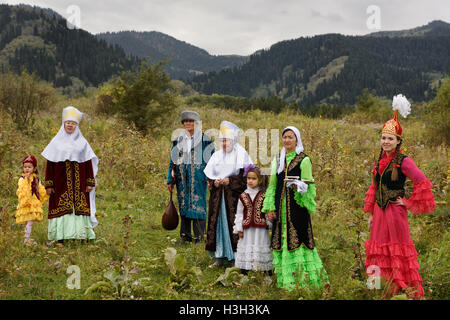 Famiglia kazako in abiti tradizionali dopo Tusau Kesu cerimonia in campo al villaggio degli Unni Kazakistan Foto Stock