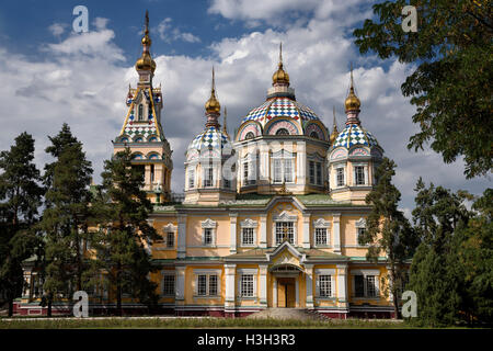 Sul lato sud con ascensione Cattedrale Ortodossa Russa chiesa di legno in Almaty Kazakhstan Foto Stock