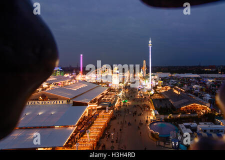 München Monaco di Baviera : festival della birra Oktoberfest: birra Paulaner tenda, giostre e montagne russe, vista attraverso il foro nella testa della Baviera st Foto Stock