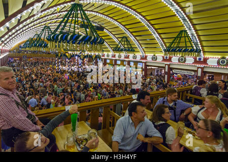 München Monaco di Baviera : festival della birra Oktoberfest: Löwenbräu tenda, ospiti, Alta Baviera, Baviera, Baviera, Baviera, Germania Foto Stock