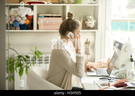 Ritratto di profilo di un panno attraente designer donna parlando p Foto Stock
