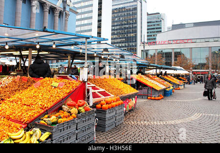 Stoccolma, Svezia - 17 ottobre 2013: il mercato del fieno (Hotorget) sulla piazza Hotorget. Foto Stock