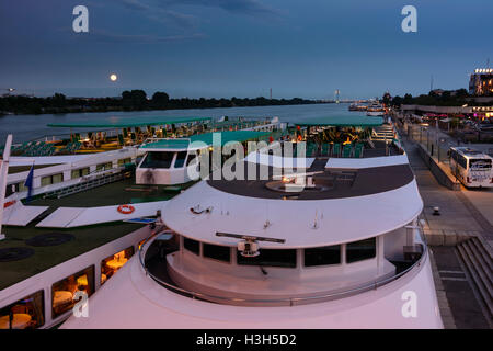 Wien, Vienna: nave da crociera navi terminal portuali a Reichsbrücke, notte di luna piena, 02., Wien, Austria Foto Stock