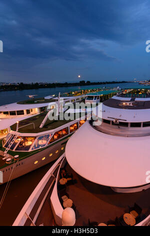 Wien, Vienna: nave da crociera navi terminal portuali a Reichsbrücke, notte di luna piena, 02., Wien, Austria Foto Stock