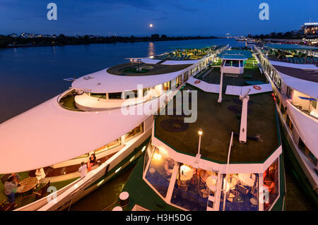 Wien, Vienna: nave da crociera navi terminal portuali a Reichsbrücke, notte di luna piena, 02., Wien, Austria Foto Stock