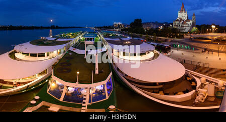 Wien, Vienna: nave da crociera navi terminal portuali a Reichsbrücke, notte di luna piena, 02., Wien, Austria Foto Stock