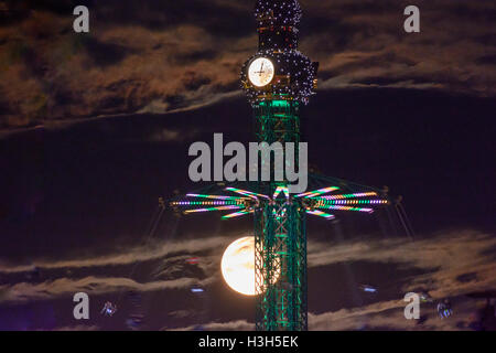 Wien, Vienna: rotazione giostra 'Praterturm' in Prater, notte di luna piena, 02., Wien, Austria Foto Stock