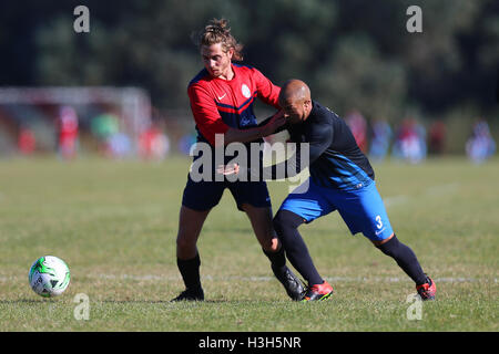 Shakespeare (rosso/blu) vs FC Bartlett, Hackney & Leyton Domenica League calcio a Hackney paludi il 9 ottobre 2016 Foto Stock