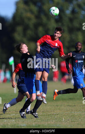 Shakespeare (rosso/blu) vs FC Bartlett, Hackney & Leyton Domenica League calcio a Hackney paludi il 9 ottobre 2016 Foto Stock