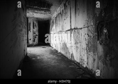 Vuoto bunker abbandonati interno con fine scuro di grungy corridoio, foto in bianco e nero Foto Stock