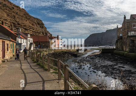 Staithes Quayside e Beck Staithes North Yorkshire Foto Stock