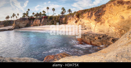 Vista al tramonto del Treasure Island Beach al montaggio in Laguna Beach, California, Stati Uniti Foto Stock