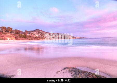 Vista al tramonto del Treasure Island Beach al montaggio in Laguna Beach, California, Stati Uniti Foto Stock