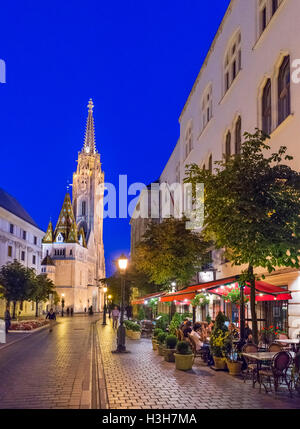 Ristorante su Hess András tér di notte, guardando verso la Chiesa di Matthias Buda Castle District, la Collina del Castello, Budapest, Ungheria Foto Stock