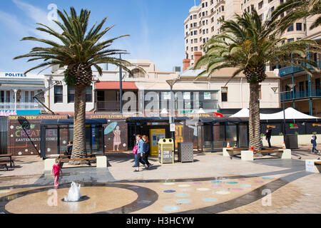 Glenelg cittadina sulla costa del Sud Australia dove un famoso tram passa ad Adelaide, Australia del Sud Foto Stock