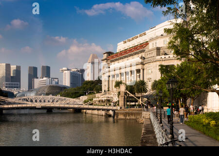 Singapore, Boat Quay, pomeriggio di sole su Fullerton Hotel e Cavenagh Bridge Foto Stock