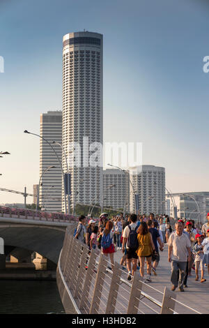 Singapore, turisti sul ponte del Giubileo su Marina Bay guardando verso Swissotel Foto Stock