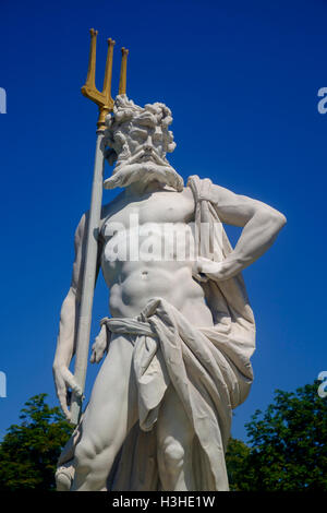 Statua di Nettuno nei giardini del palazzo di Nymphenburg Monaco di Baviera Germania Foto Stock