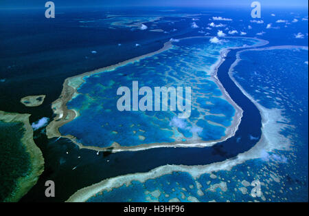 Hardy reef separati dal gancio barriera corallina dal profondo canale di marea. Foto Stock