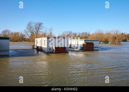 Vista generale del Bridge House caravan park in Clifton Hampden durante le inondazioni Foto Stock