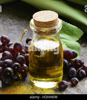 Di origine organica naturale olio di semi di uva in una bottiglia di vetro Foto Stock
