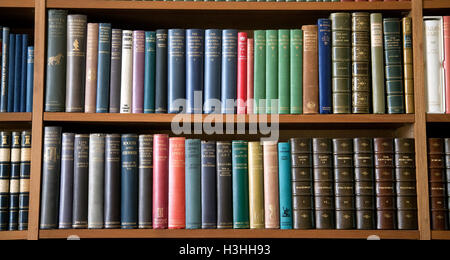 ANGLESEY ABBEY dorsali in scaffale in libreria Foto Stock