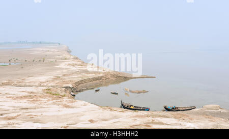 Gange con vista di esso il south bank con piccole imbarcazioni da fiume e sandbank su una calda giornata autunnale. Foto Stock