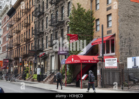 East 53rd Street tra la seconda e la terza Avenue è rimasto un blocco di edifici dei primi del novecento di alloggiamento delle aziende di piccole dimensioni con walk-up appartamenti sopra nella baia della tartaruga quartiere tra corporate midtown Manhattan. Foto Stock