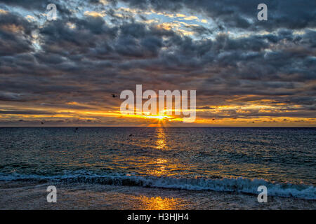 Casey Key Florida mostra nubi tempeste che si radunano sul sole che tramonta nel Golfo del Messico. Foto Stock