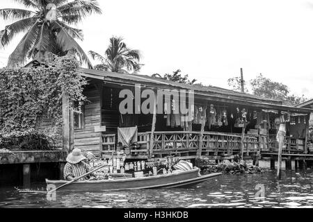 Merchant barca sul fiume Chao Phraya klong Bangkok Foto Stock