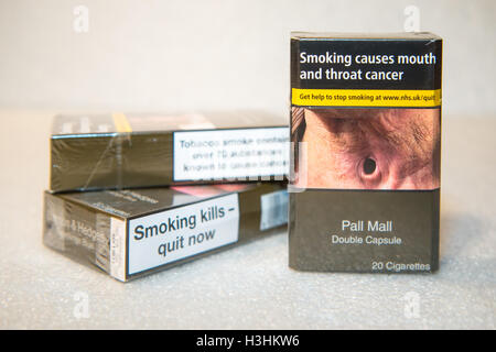 Alcuni dei primi UK standardizzato (normale) di confezioni di sigarette a comparire nei negozi Foto Stock