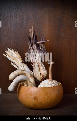 Abstract still life visualizzazione morti, essiccato simboli raccolto contro lo sfondo di legno Foto Stock